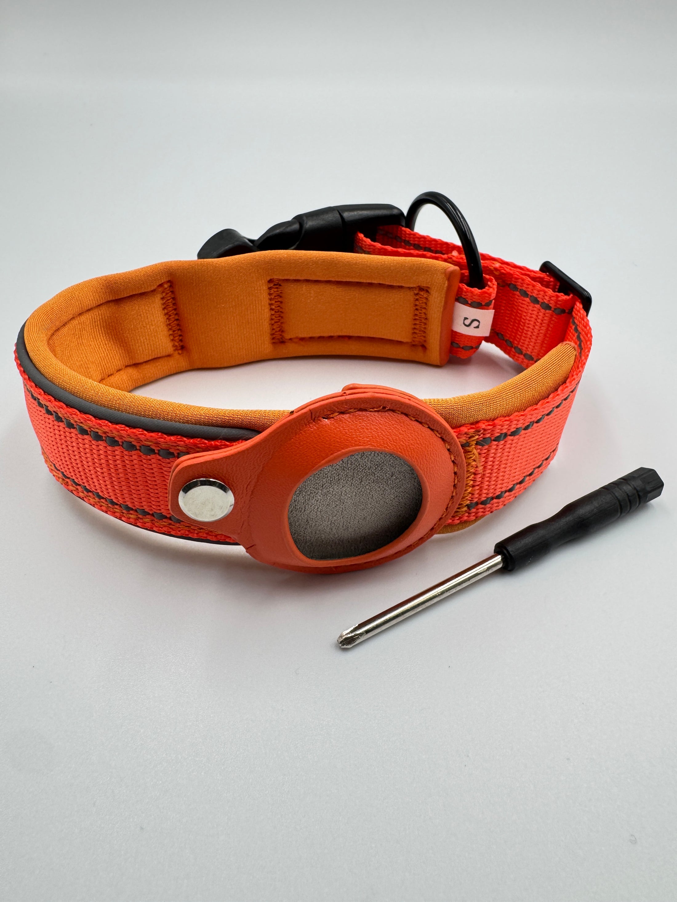 Hundehalsbånd i Nylon og Læder med AirTag Holder